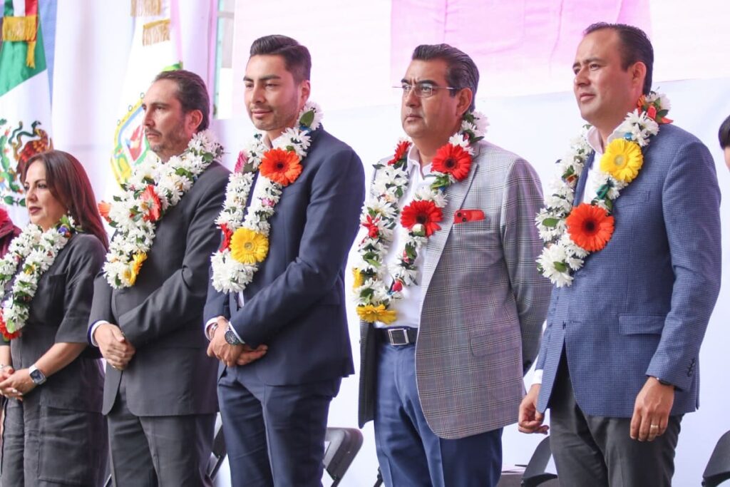 Sergio Salomón asiste al informe del alcalde de Cuyoaco