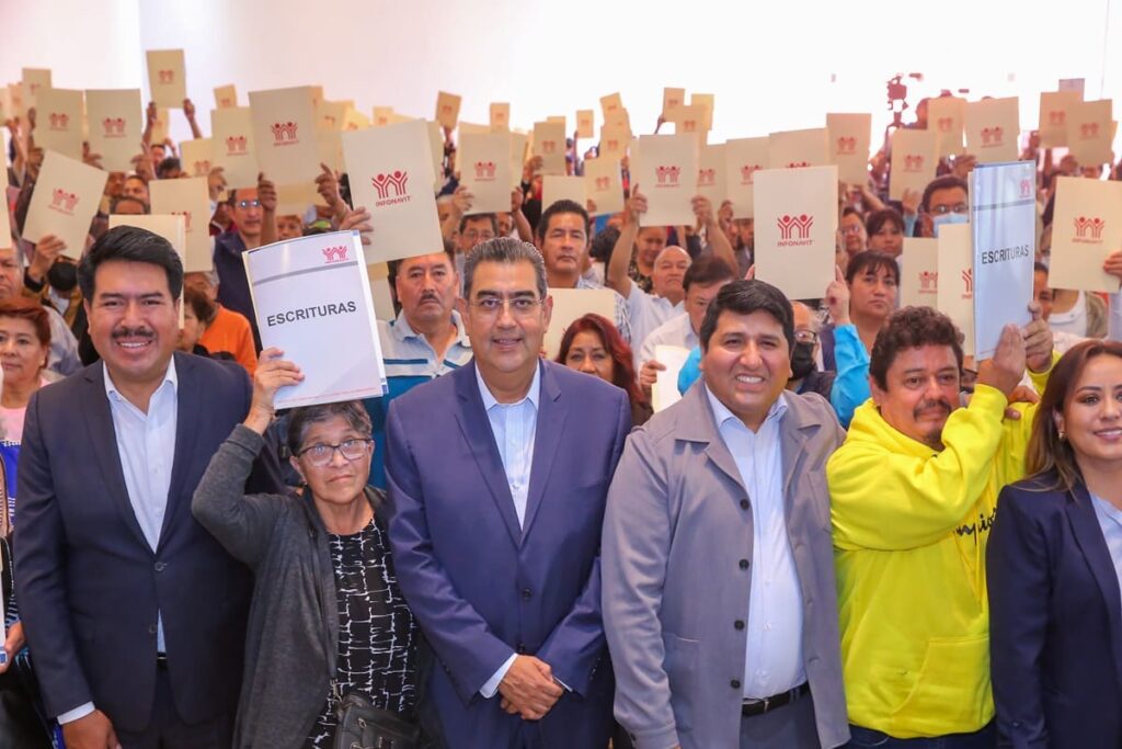 Sergio Salomón entrega escrituras Infonavit