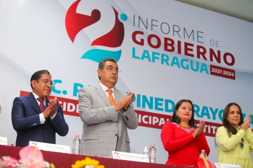 Sergio Salomón asiste al segundo informe del presidente municipal Raúl Pineda Raygoza