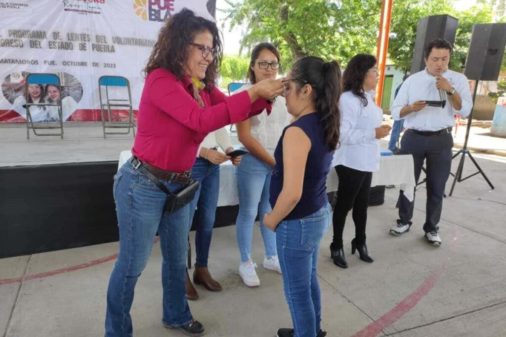 Voluntariado del Congreso entrega lentes en Izúcar de Matamoros