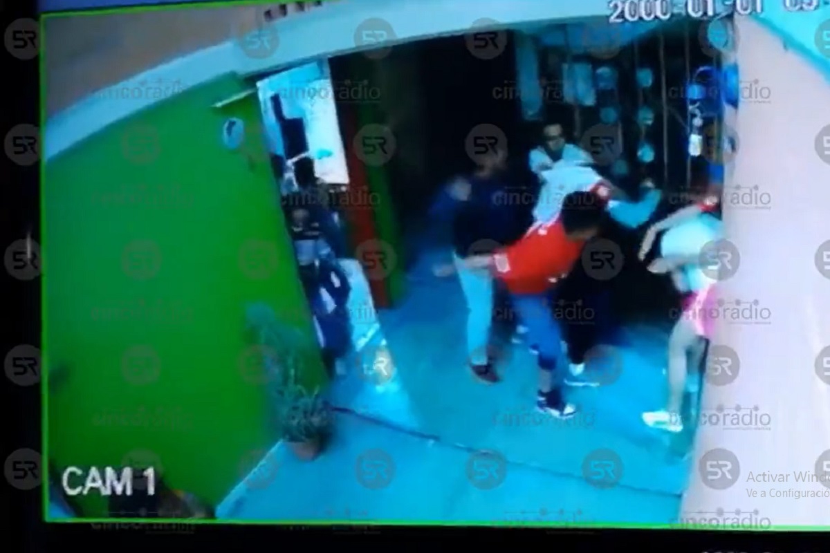 VIDEO: Vecinos de La Margarita dan brutal golpiza a un adulto mayor y a una mujer 6 amlo sheinbaum acepta proteccion de la sedena 1