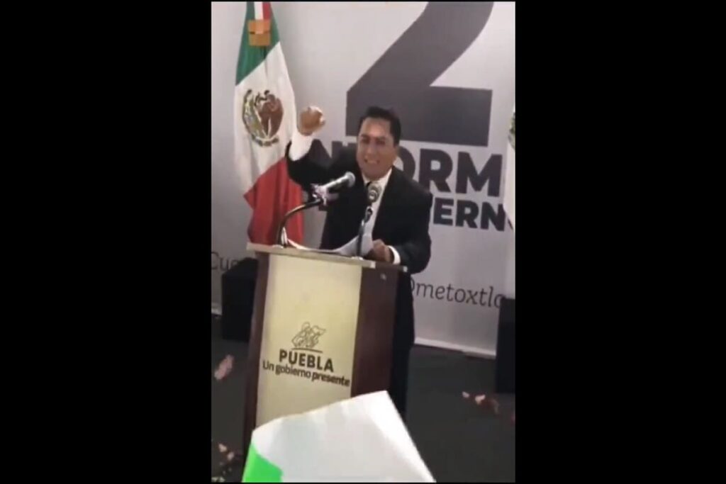 Corren a José Cinto durante su Segundo Informe
