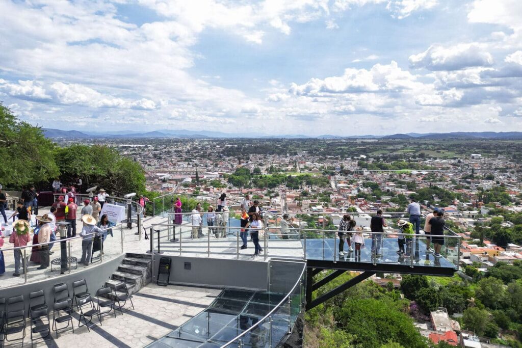 fisura en el mirador de cristal de Atlixco 1
