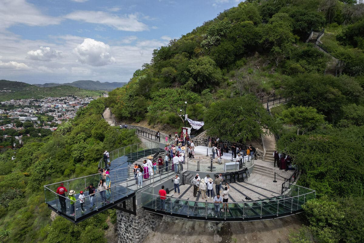 Fisura en el mirador de cristal de Atlixco; trabajador tiró un martillo 1 fisura en el mirador de cristal de Atlixco