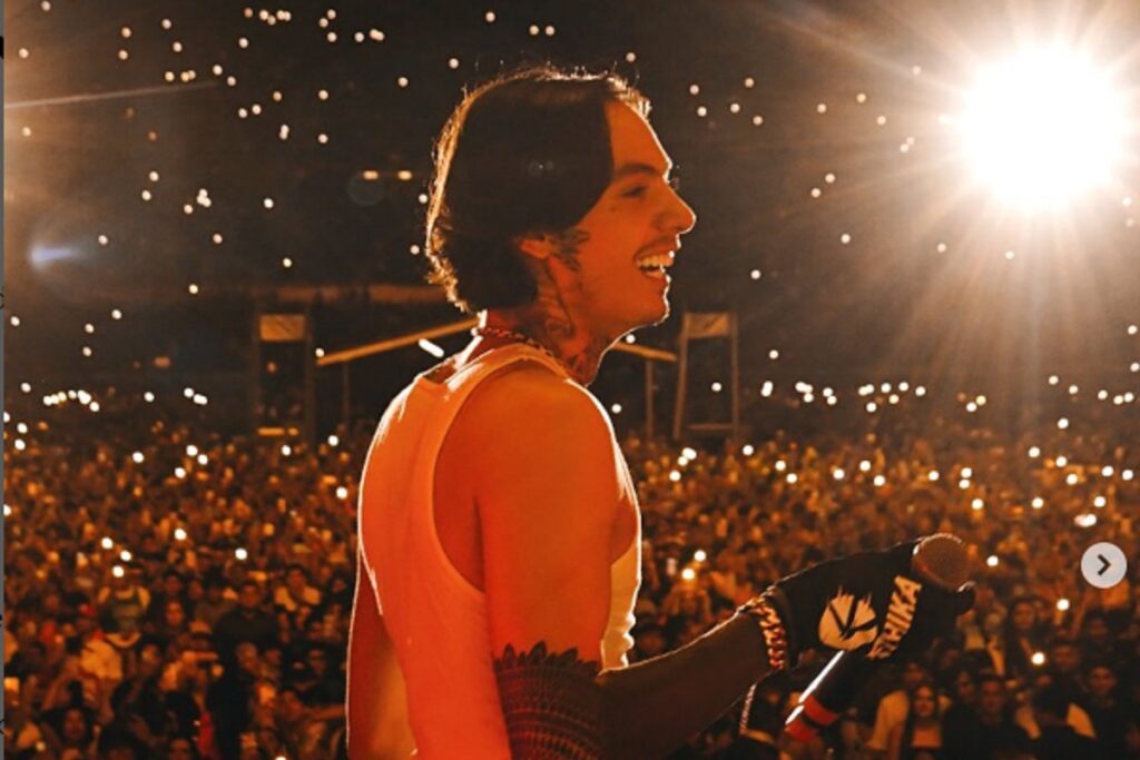 Natanael Cano se cae del escenario