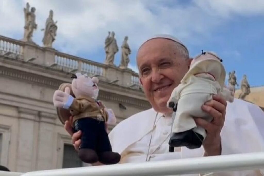 Los peluches del Dr. Simi fabricados en Puebla llegan al Papa Francisco