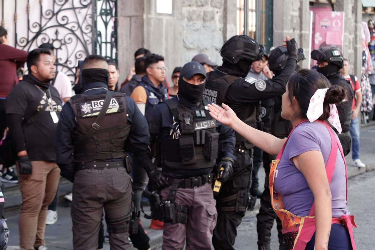 Conato de bronca entre ambulantes y policías municipales; pretendían volver al Centro Histórico de Puebla 13 conato de bronca entre ambulantes y policías municipales