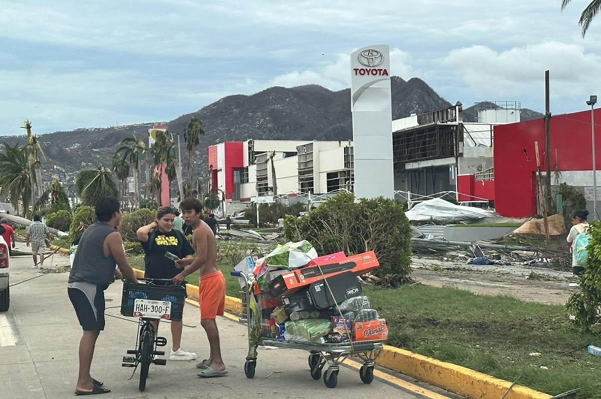 VIDEOS: Aparece la rapiña y saqueos en supermercados de Acapulco 4 rapina y saqueos en acapulco huracan otis