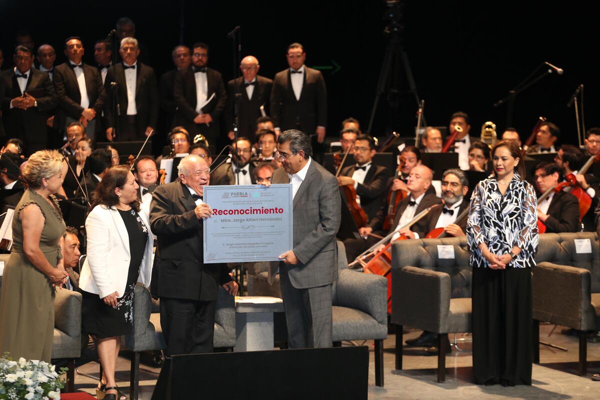 Con homenaje, gobierno estatal reconoce trayectoria del maestro Jorge Altieri Hernández 2 Gobierno de Puebla reconoce a Jorge Altieri