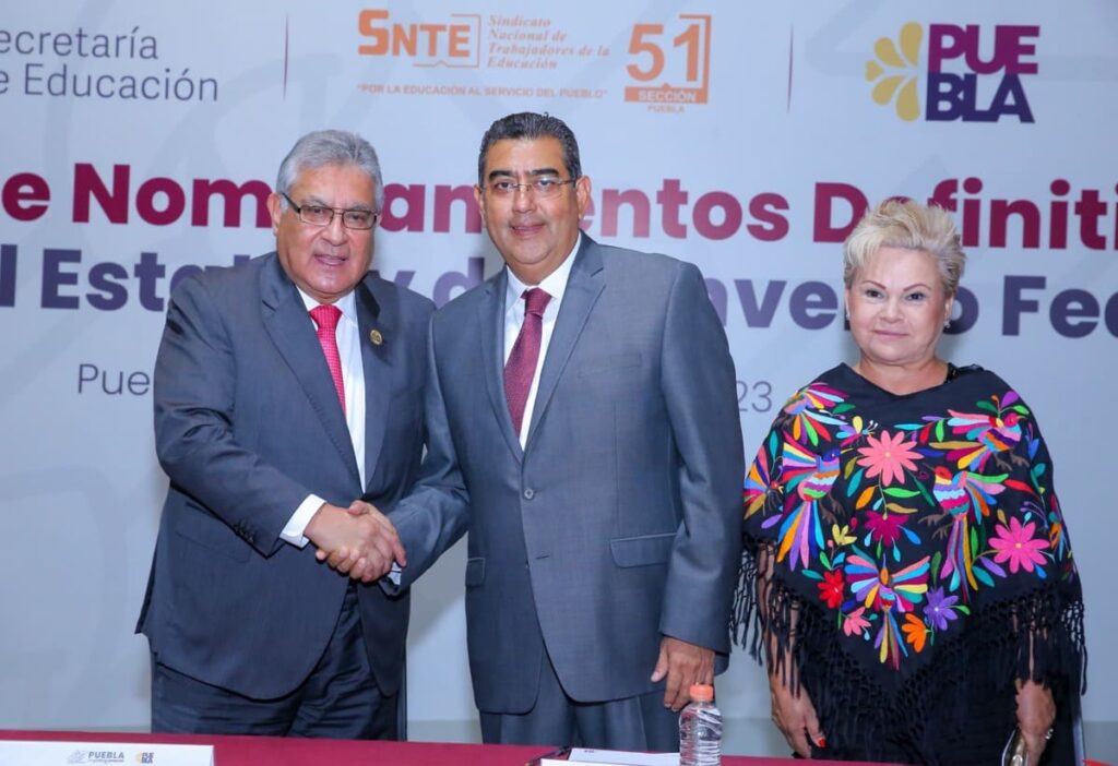 Con entrega de 764 nombramientos, Sergio Salomón reconoce dedicación de maestros poblanos