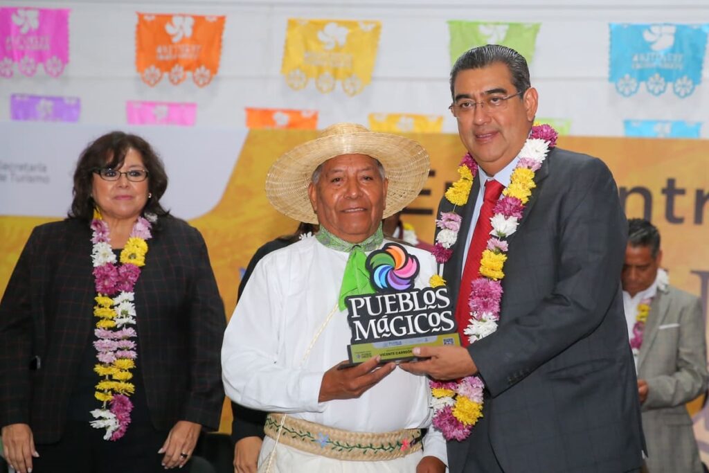 Llama Sergio Salomón a sociedad a hacer equipo para impulsar al estado en materia turística