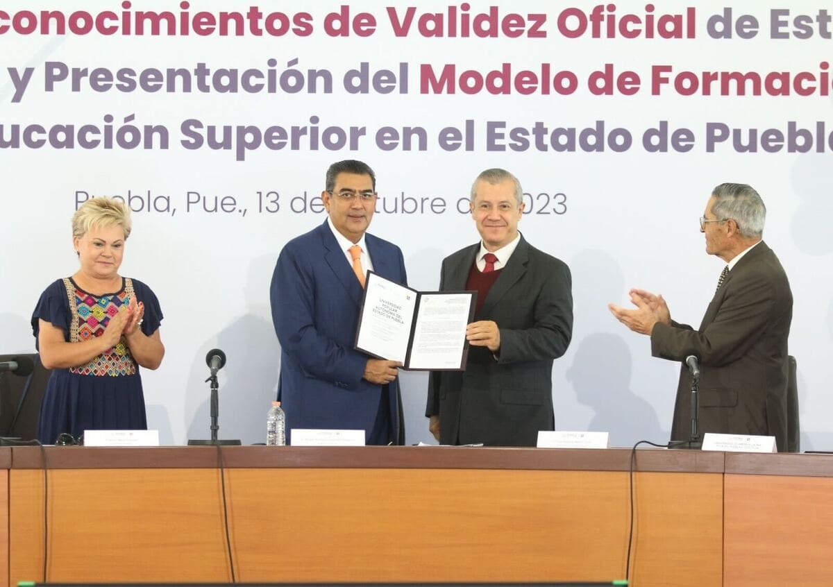 Con entrega de RVOE, gobierno de Puebla impulsa educación superior y garantiza desarrollo académico 1 Con entrega de RVOE, gobierno de Puebla impulsa educación superior y garantiza desarrollo académico