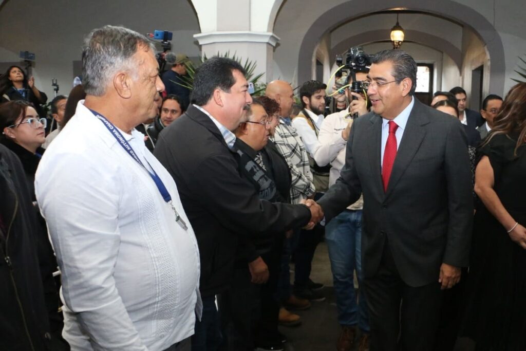 Llama gobernador Sergio Salomón a poblanos a analizar rendición de cuentas de ediles