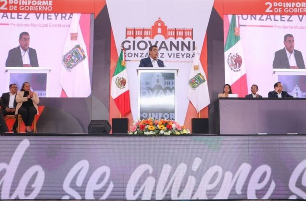 Promete Sergio Salomón trabajo en equipo con alcaldes; asiste a Informe de edil de Tlachichuca