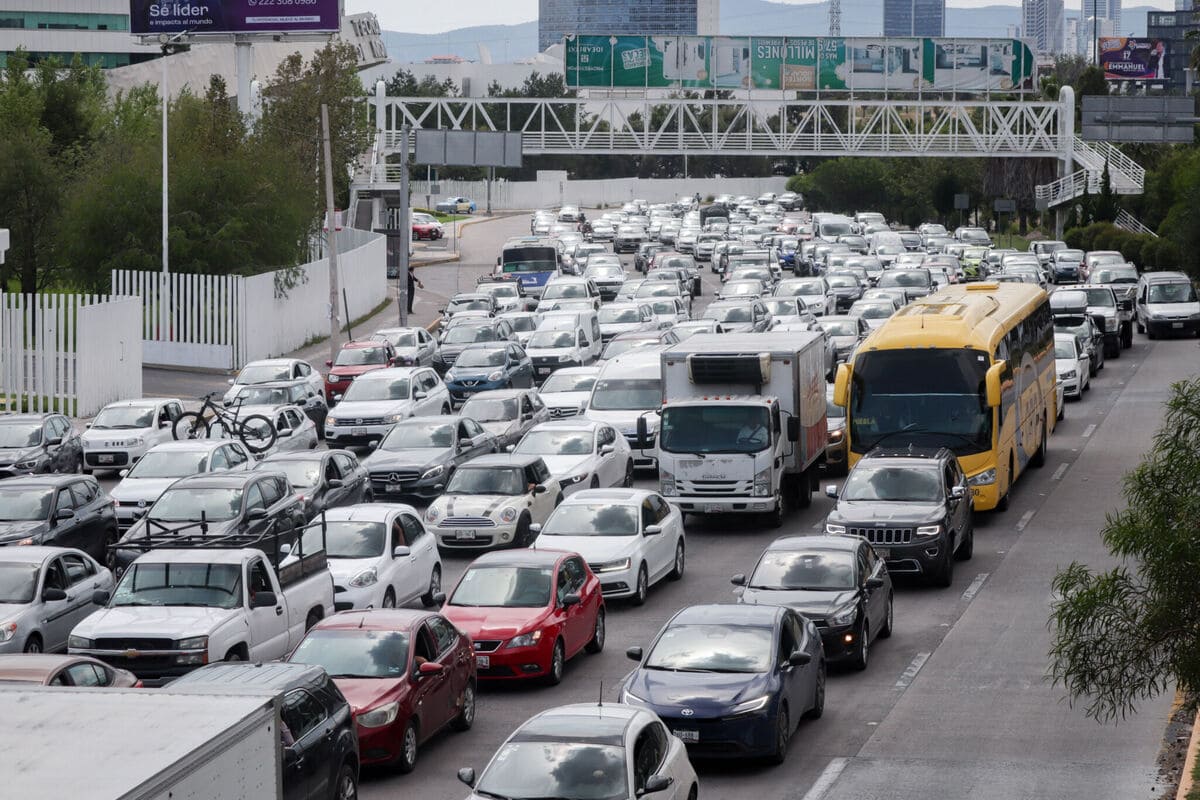 Prohibición de vueltas a la izquierda y retiro de paraderos en la Vía Atlixcáyotl para mejorar la movilidad 1 Prohibición de vueltas a la izquierda y retiro de paraderos en la Vía Atlixcáyotl para mejorar la movilidad