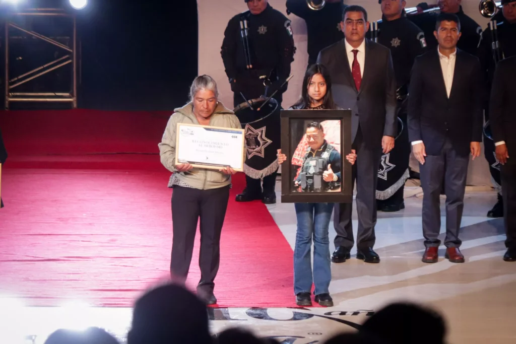 CCE entrega casa a familia de policía estatal asesinado en Zacatlán