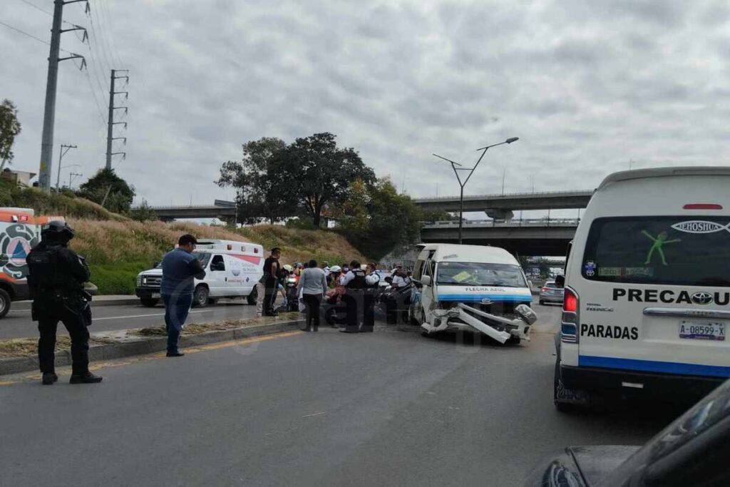 Choque entre ruta Flecha Azul y auto particular deja varios lesionados en la federal a Tlaxcala