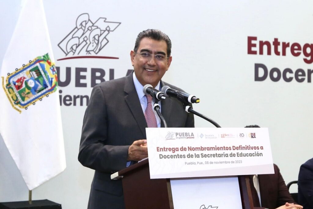 Con entrega de nombramientos, gobierno estatal reconoce a docentes y brinda certeza laboral