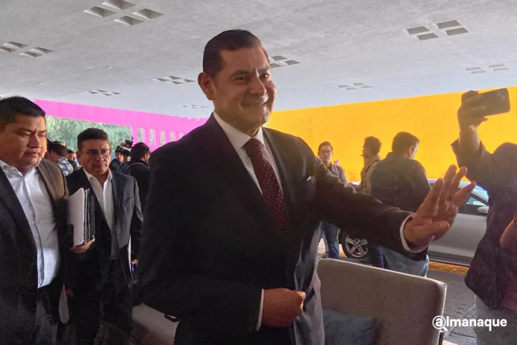 Finalistas de Morena a la gubernatura de Puebla llegan a la reunión