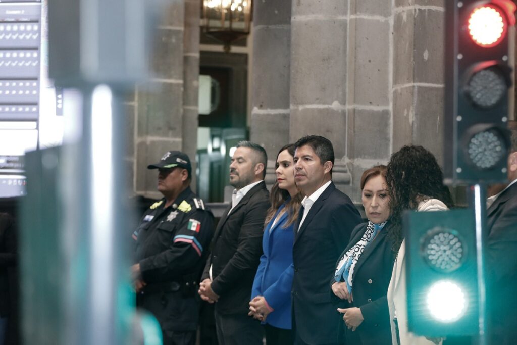 Ayuntamiento de Puebla entrega balizamiento y semaforización de vialidades