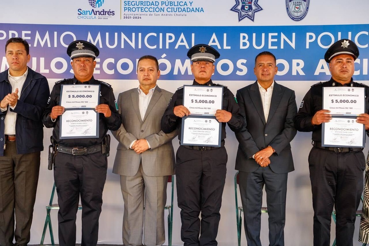 Entrega Edmundo Tlatehui estímulos económicos como parte del premio municipal al buen policía 8 Edmundo Tlatehui 3