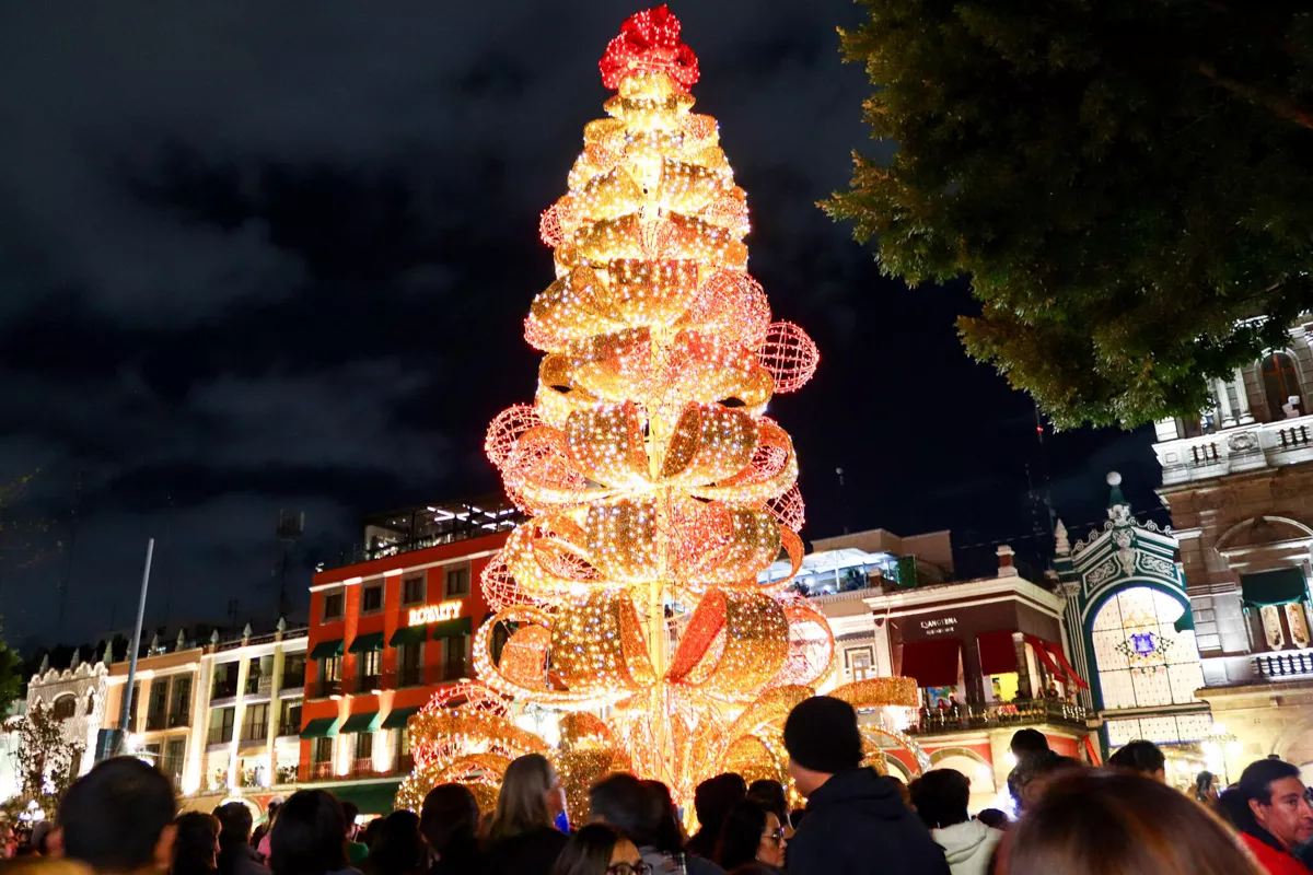 Lalo Rivera enciende el árbol de Navidad en el zócalo de Puebla acompañado de Mariazel 1 Encendido de Luces y Arbol de Navidad Ayuntamiento de Puebla