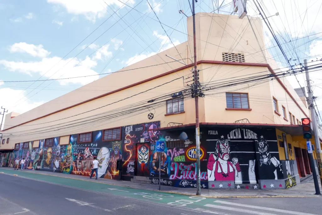 FOTOS: Arena Puebla estrena mural con los luchadores más emblemáticos de México 10 Inauguracion Mural Arte Lucha en la Arena Puebla 3