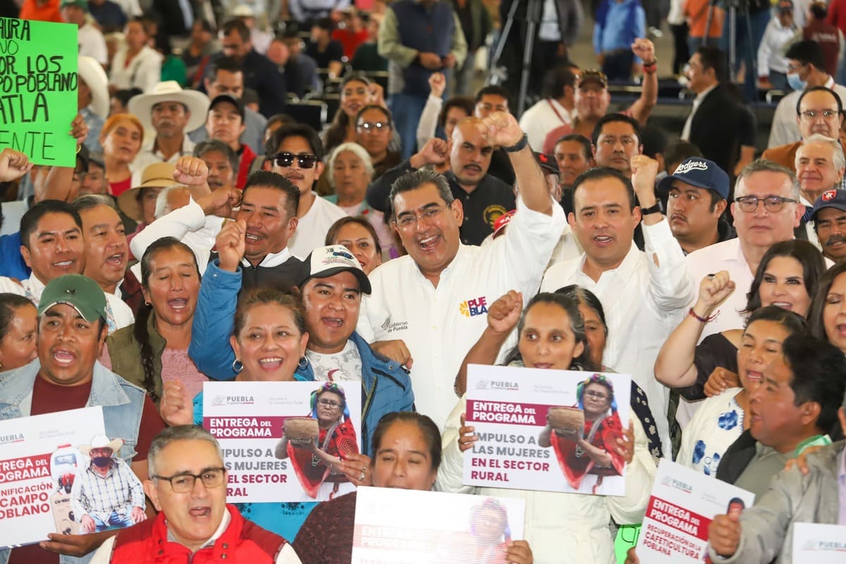 Con entrega de insumos, Gobierno Estatal cumple compromiso con sector rural 1 Sergio Salomon gran entrega de apoyos al campo poblano 1 1