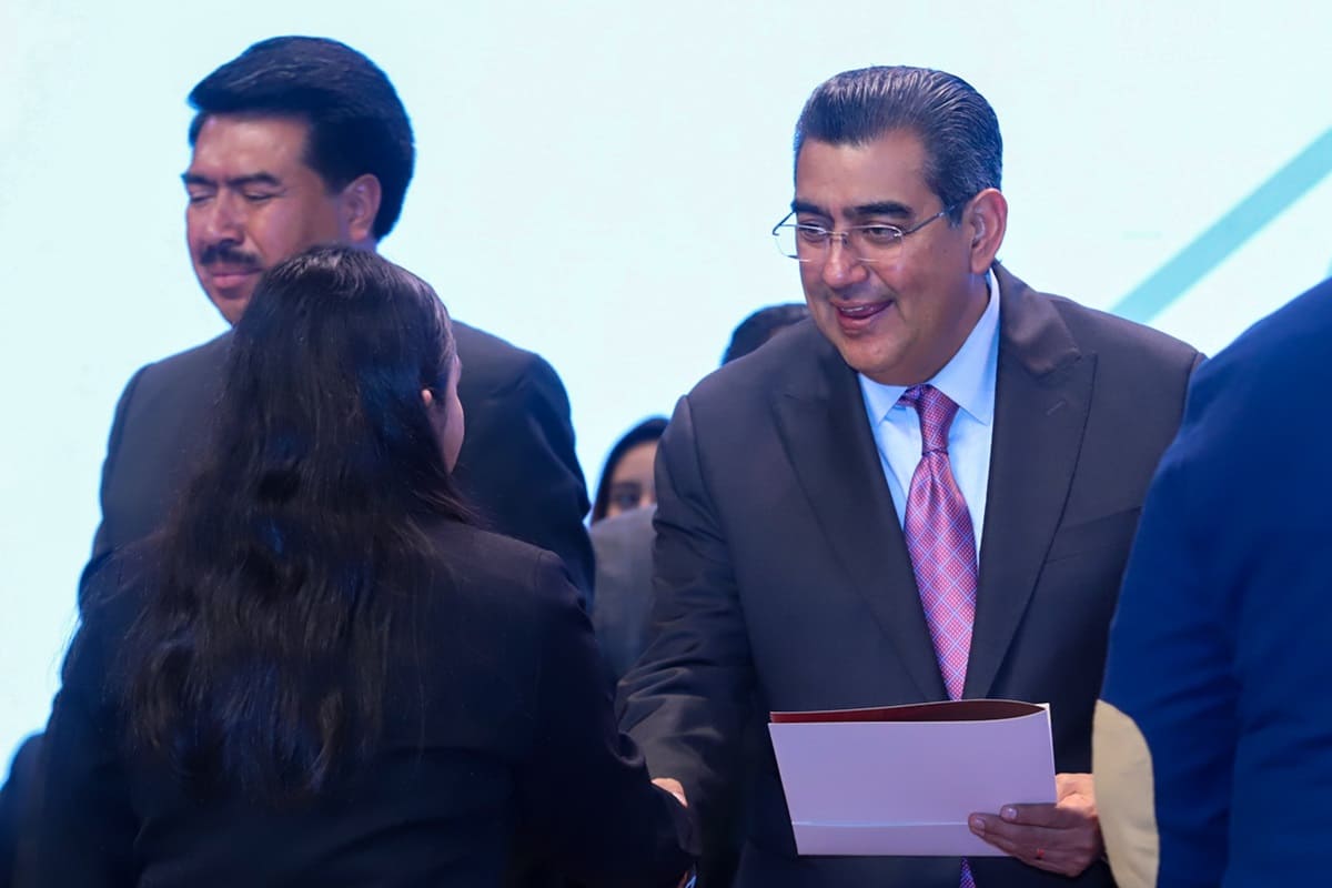 En Puebla, jóvenes cuentan con respaldo del gobierno estatal para garantizar su desarrollo 1 Sergio Salomon titulos cecyte 1