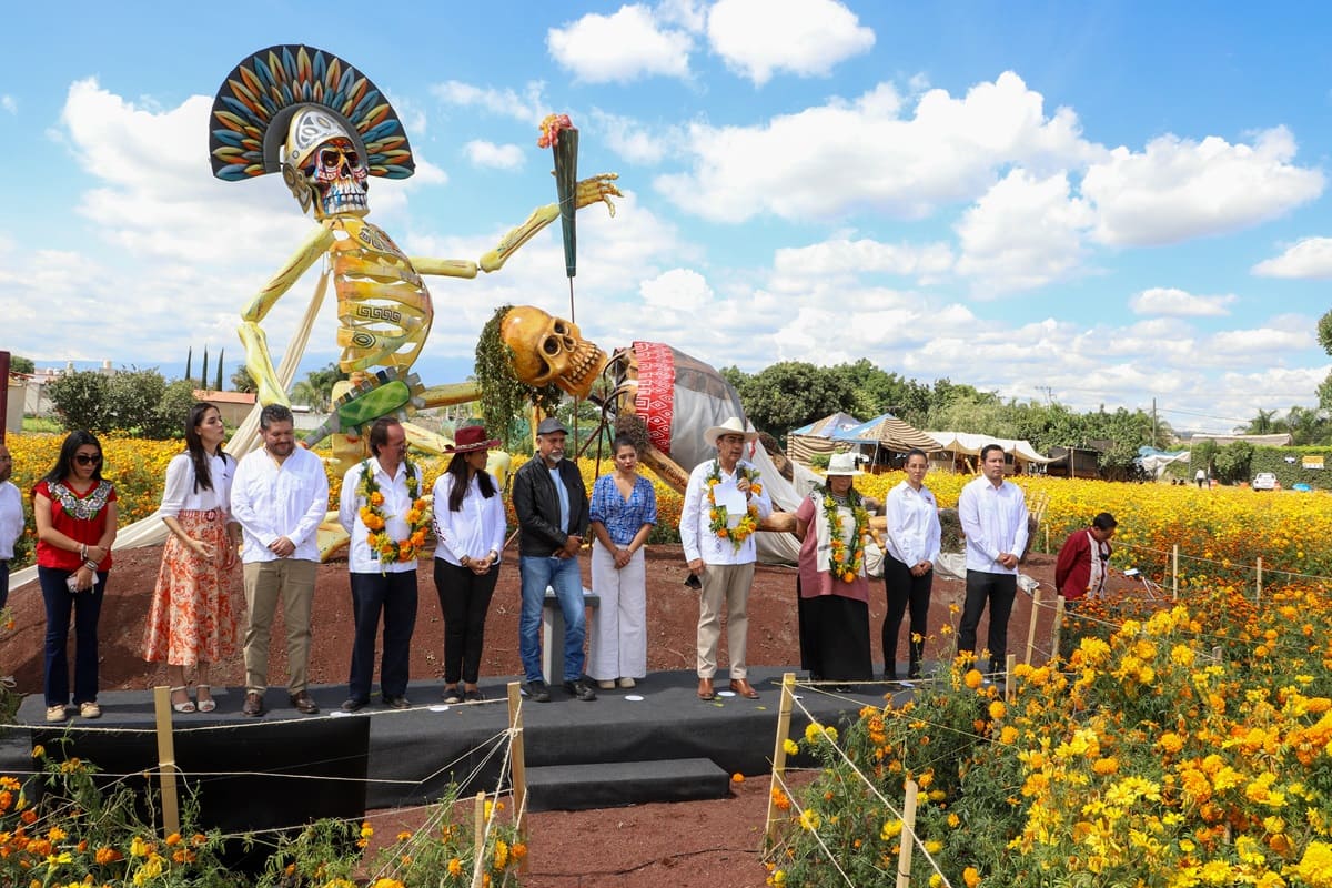 Con recorrido en el “Valle de Catrinas”, Sergio Salomón mantiene costumbres y tradiciones de Puebla 2 Sergio Salomón recorre valle de catrinas