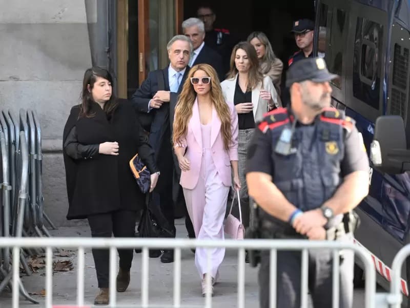 Shakira al salir de su audiencia 1