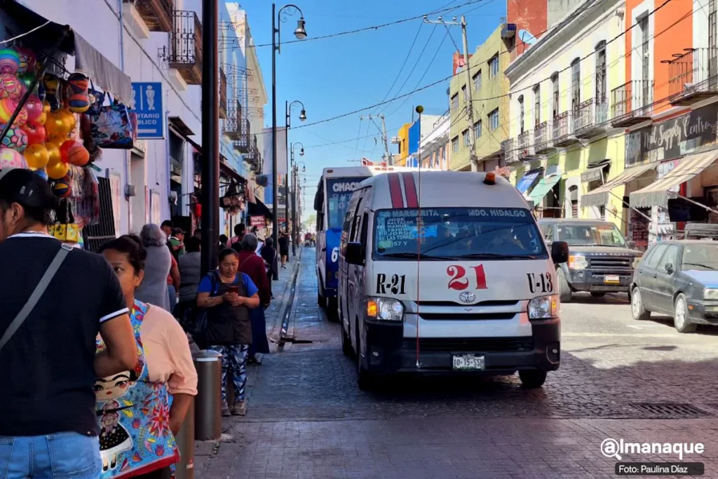 Transporte público en la 14 Oriente no respeta señalética para ascenso y descenso 23 Transporte publico centro historico de Puebla 5