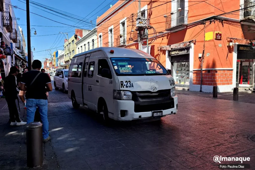 Transporte público en la 14 Oriente no respeta señalética para ascenso y descenso 25 Transporte publico centro historico de Puebla 6