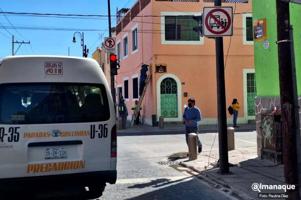 Transporte público en la 14 Oriente no respeta señalética para ascenso y descenso 26 Transporte publico centro historico de Puebla 9