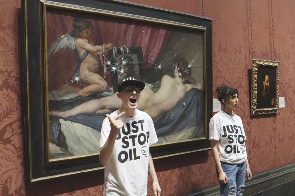 Activistas contra el cambio climático dan martillazos a pintura en museo de Londres 3 Activistas contra el cambio climático