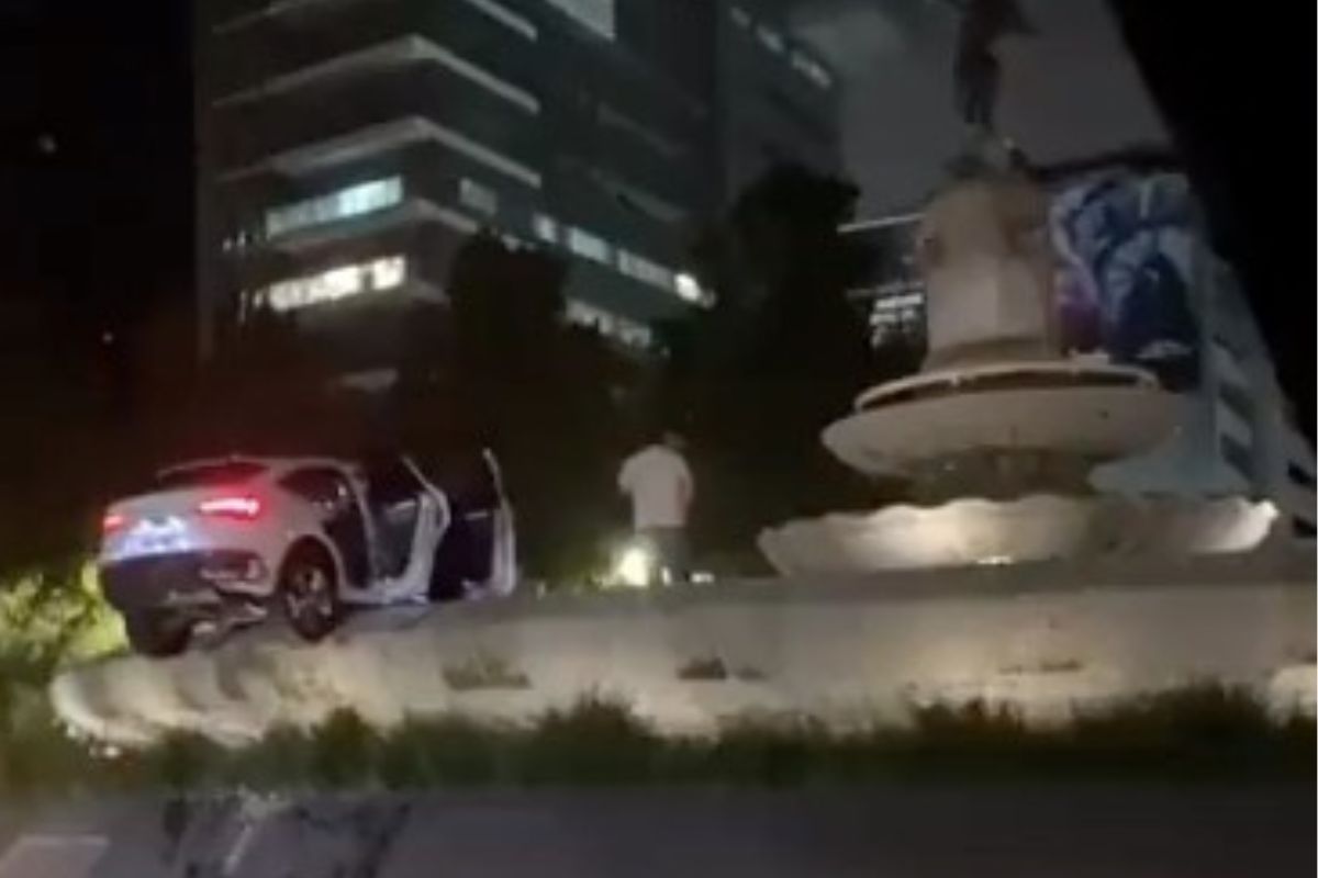 VIDEO: Camioneta se sube a la fuente de la Diana Cazadora, en CDMX 1 Diana Cazadora