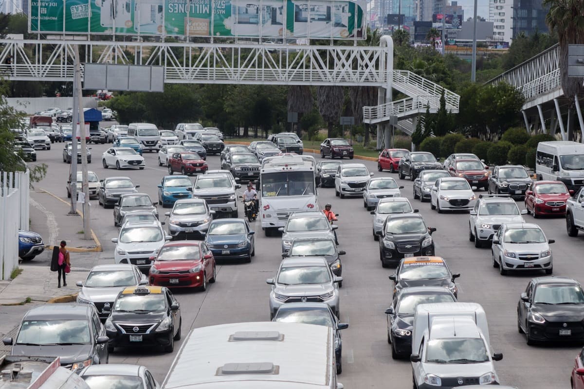 ¿Cuánto tiempo bajó el recorrido en la Vía Atlixcáyotl con el cierre de retornos? 8 cierre retornos via