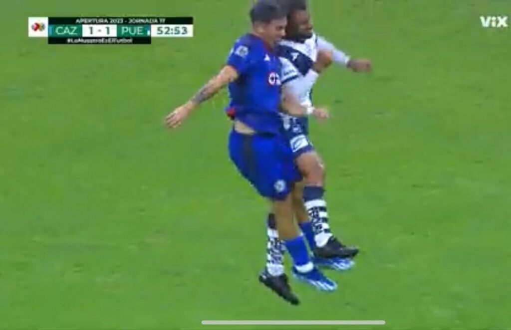 cruz azul vs Puebla choque de cabezas