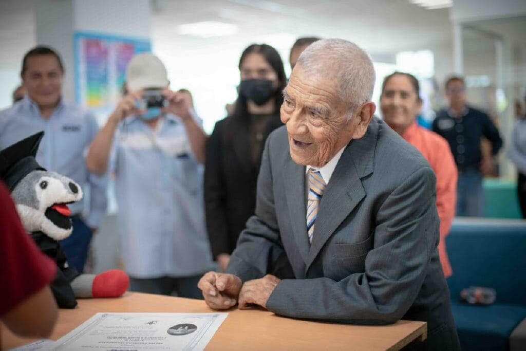 Don Felipe el alumno más longevo de la BUAP