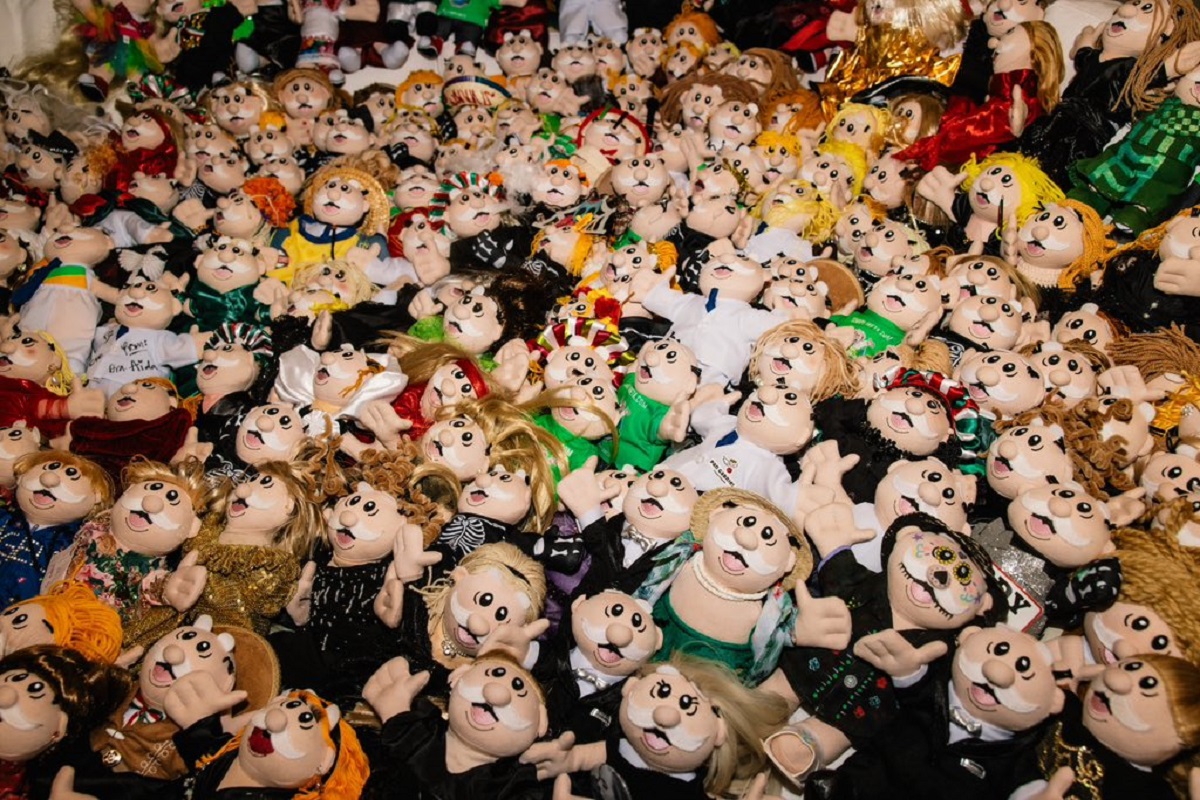 Adele presume su colección muñecos del Dr. Simi