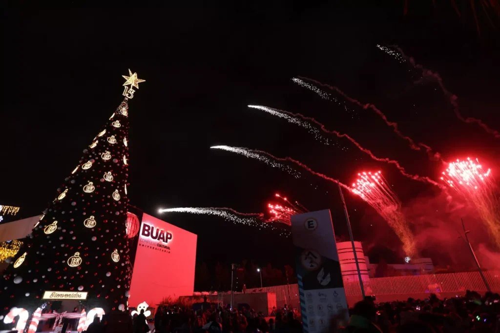 La BUAP encendió su árbol de navidad 2023