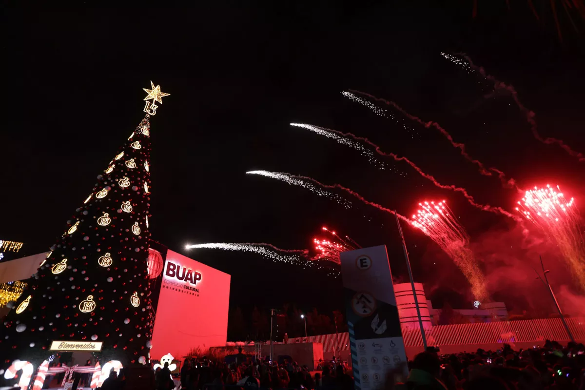 FOTOS: Encienden el árbol de Navidad en el CCU de la BUAP 1 La BUAP encendió su árbol de navidad 2023