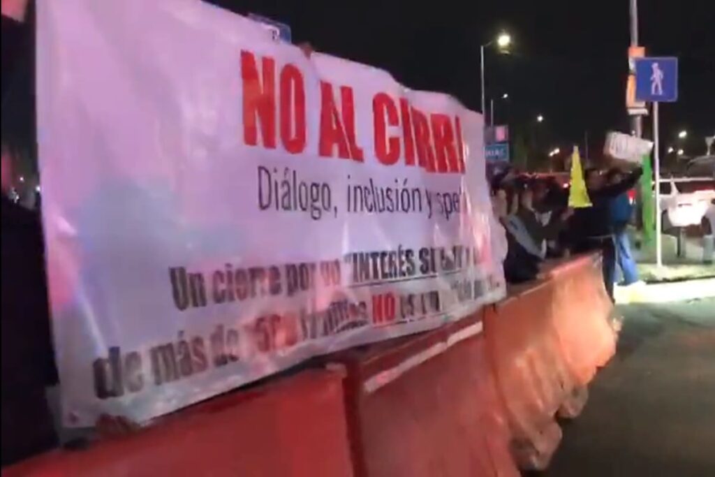 Manifestación en la Vía Atlixcáyotl por cierre de vueltas a la izquierda