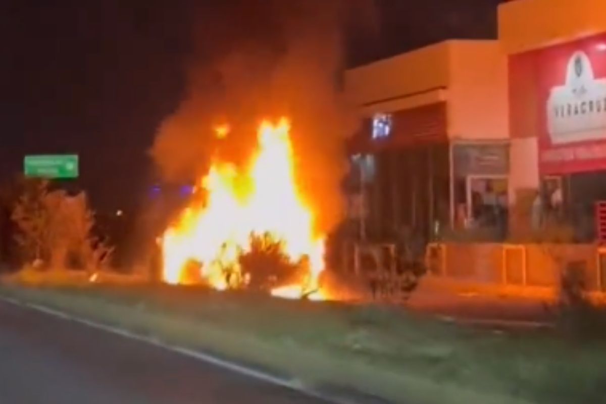 VIDEO: Tres personas mueren calcinadas tras choque y volcadura en la Vía Atlixcáyotl 1 vía Atlixcáyotl