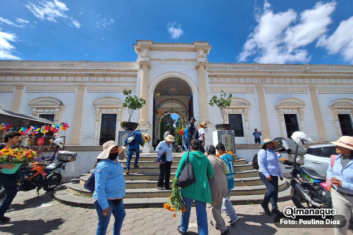 Todos Santos: poblanos acuden al panteón de La Piedad a visitar a sus familiares 21 poblanos visitan a sus familiares este día de Todos Santos en La Piedad