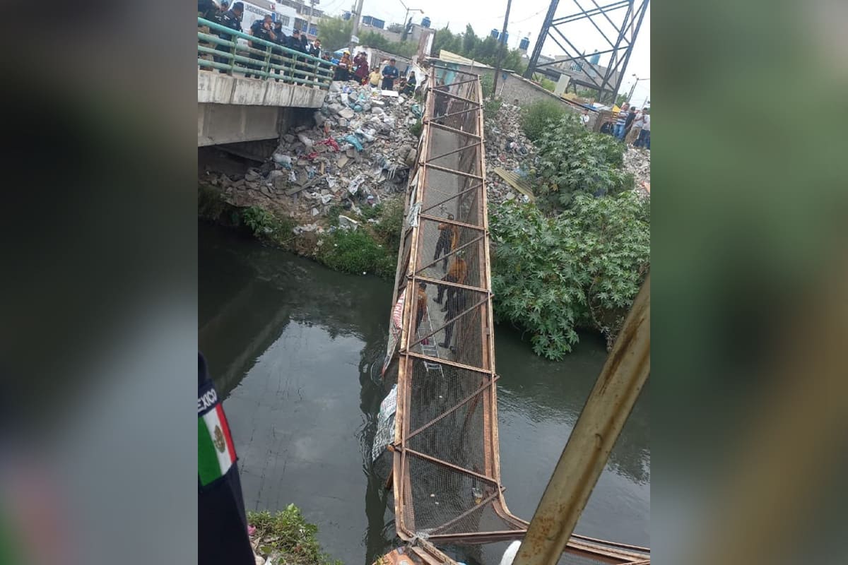 ¡No soportó! Colapsa puente peatonal del estado de México sobre un canal de aguas negras 8 portada