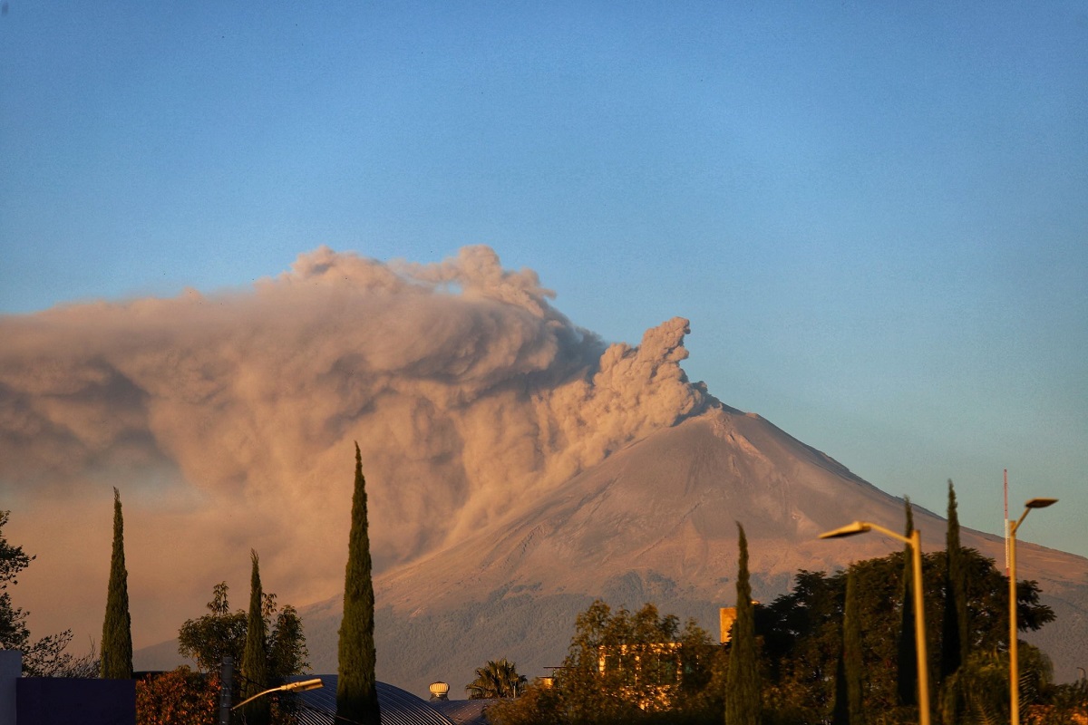 Volcán Popocatépetl: Gobernador de Puebla alerta caída de ceniza en municipios de la mixteca 1 Volcán Popocatépetl caída de ceniza