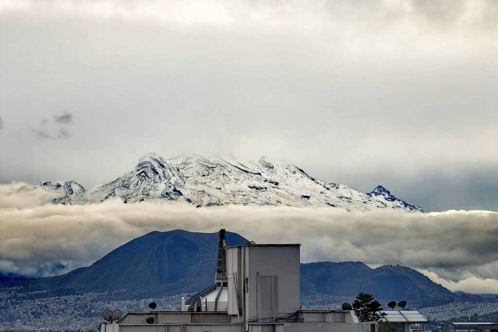 volcanes cubiertos de nive por el frente frio numero 11