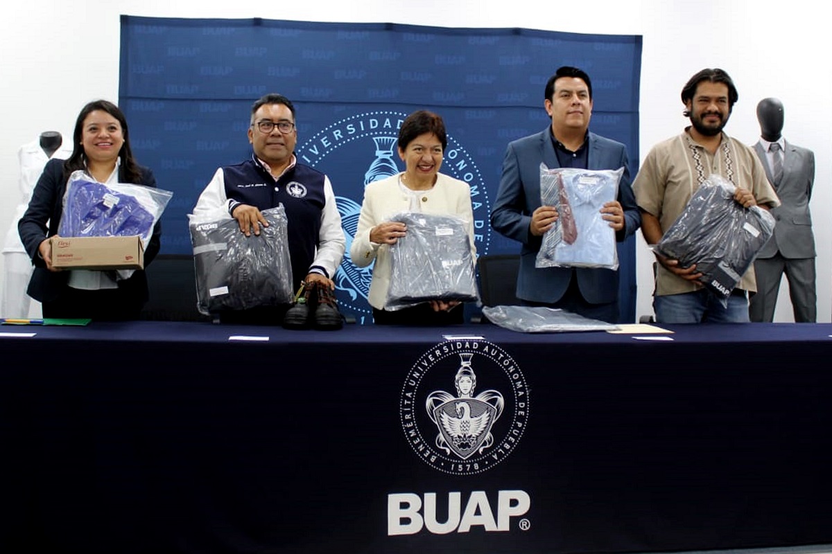 Entrega Lilia Cedillo uniformes para personal administrativo y académico de la BUAP 7 A Uniformes 2