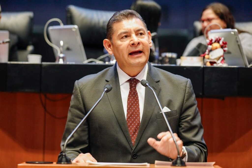Alejandro Armenta pide licencia al Senado
